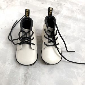 DR. MARTENS Newborn 1460 Auburn Leather Booties